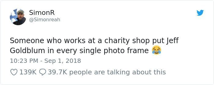 Этот пользователь Твиттера наткнулся на благотворительный магазинчик, в котором продавалось много фоторамок