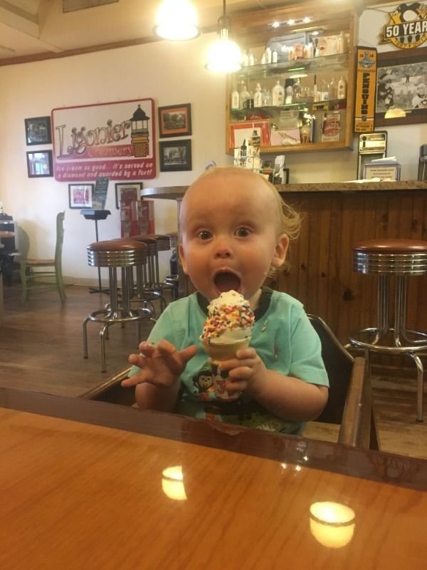 Малыш и мороженое