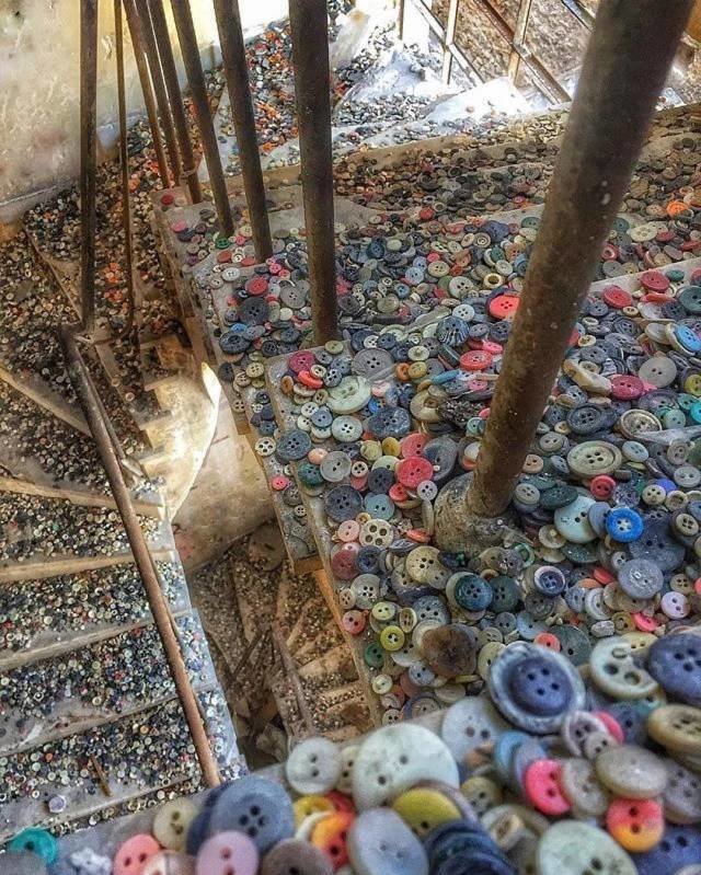 Лестница на заброшенной фабрике швейной фурнитуры