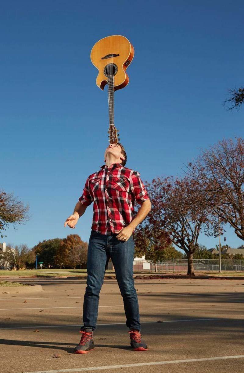 Джошу Хортону из Техаса (США) удалось удержать на своей голове в течение 7 мин. и 3,9 сек. гитару