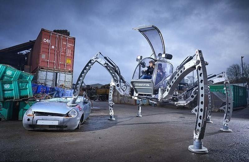 Мэтт Дентон из Британии является создателем самого большого в мире шестиногого ездового робота