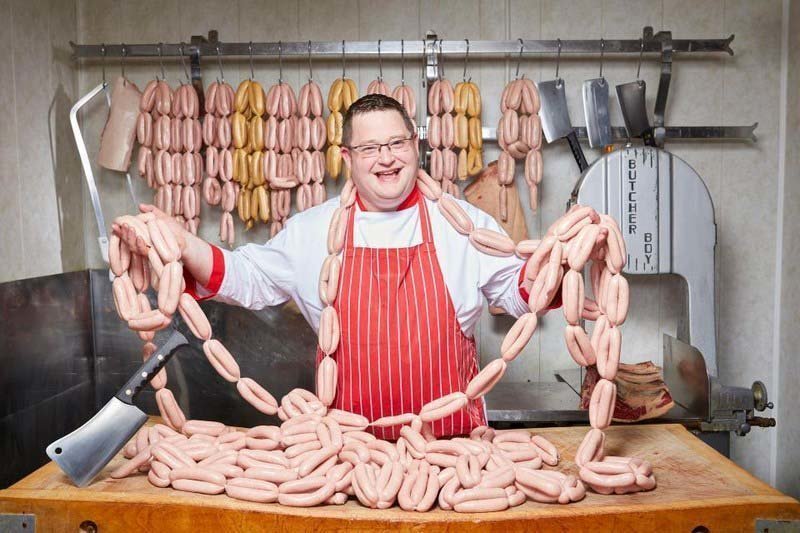 Ирландский мясник по имени Барри Джон Кроу смог всего за одну минуту создать 78 колбасок