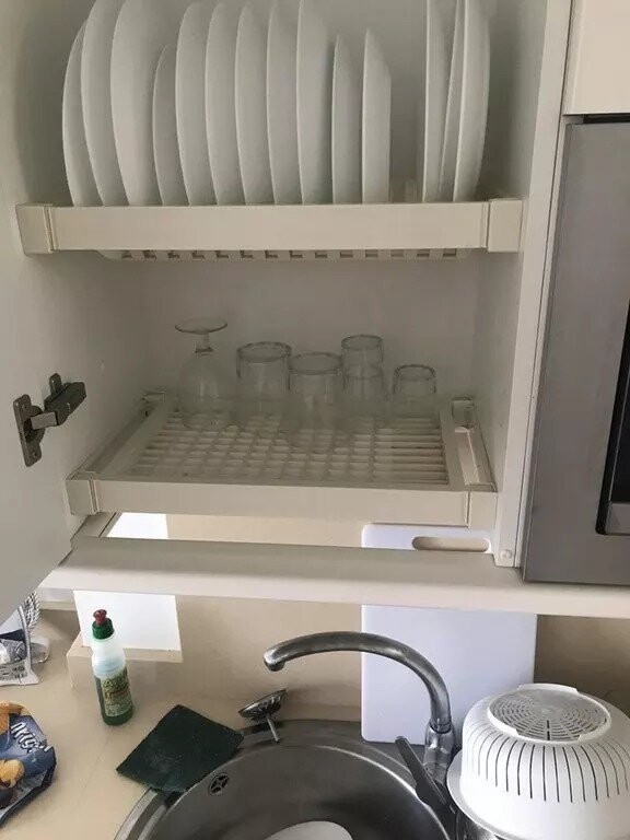 5. Этот шкафчик сделан так, чтобы сушить посуду прямо над раковиной. Вся влага стекает туда 