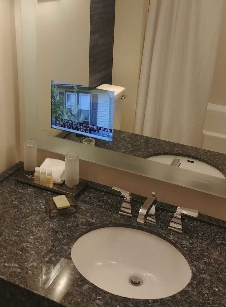 4. В отеле установлен телевизор в ванной комнате 
