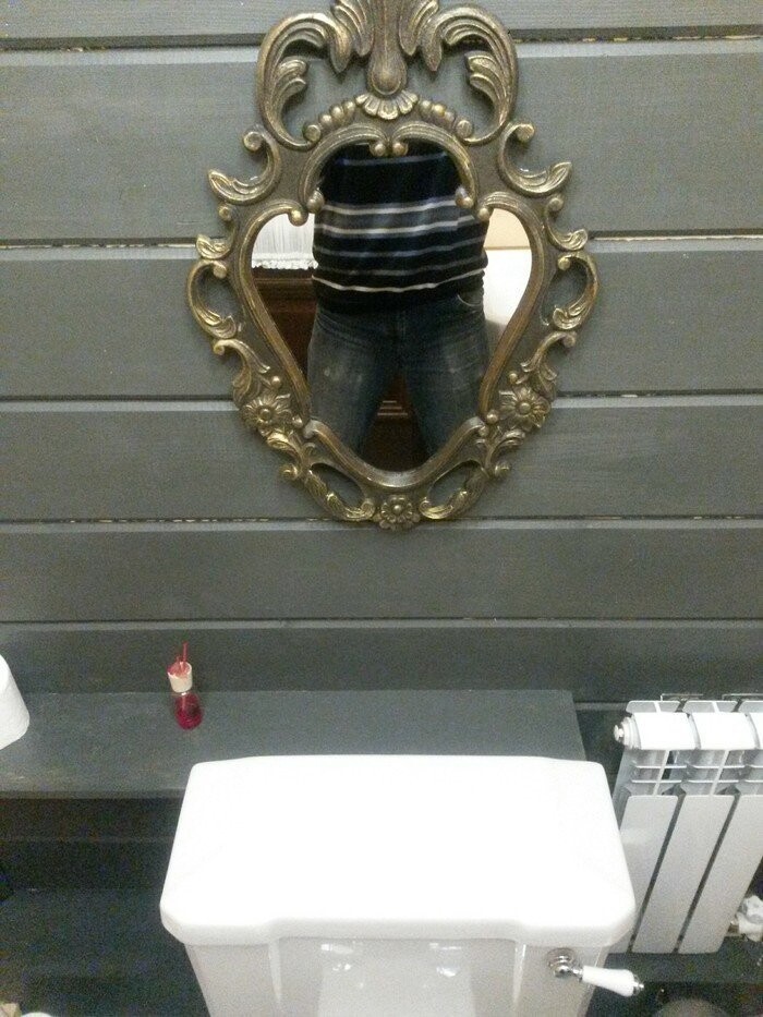 Ничего необычного, просто зеркало в мужском туалете.