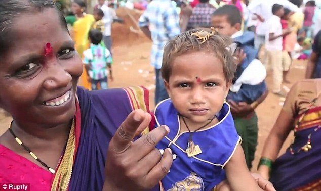 На этом фестивале в Индии местные усаживают на лицо и тело скорпионов