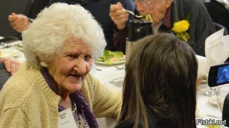109 летняя Бабушка отпраздновала свой день рождения в ресторане по скидки