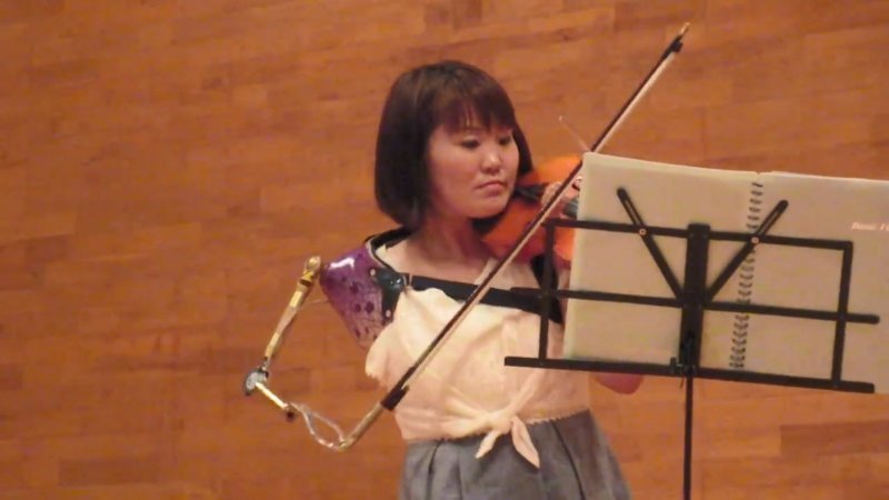 Японка с одной рукой виртуозно играет на скрипке протезом