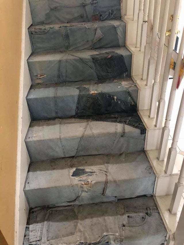 Если вы хотите отремонтировать лестницу, но ковёр слишком дорог, вы можете использовать старые джинсы
