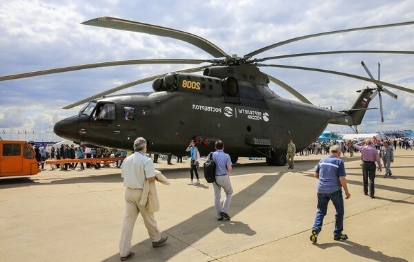 «Так могут только русские»: Самый большой вертолет РФ спас и перевез самый большой вертолет США