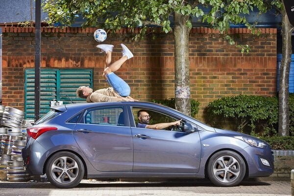Самое долгое жонглирование мячом с помощью ног на крыше движущейся машины