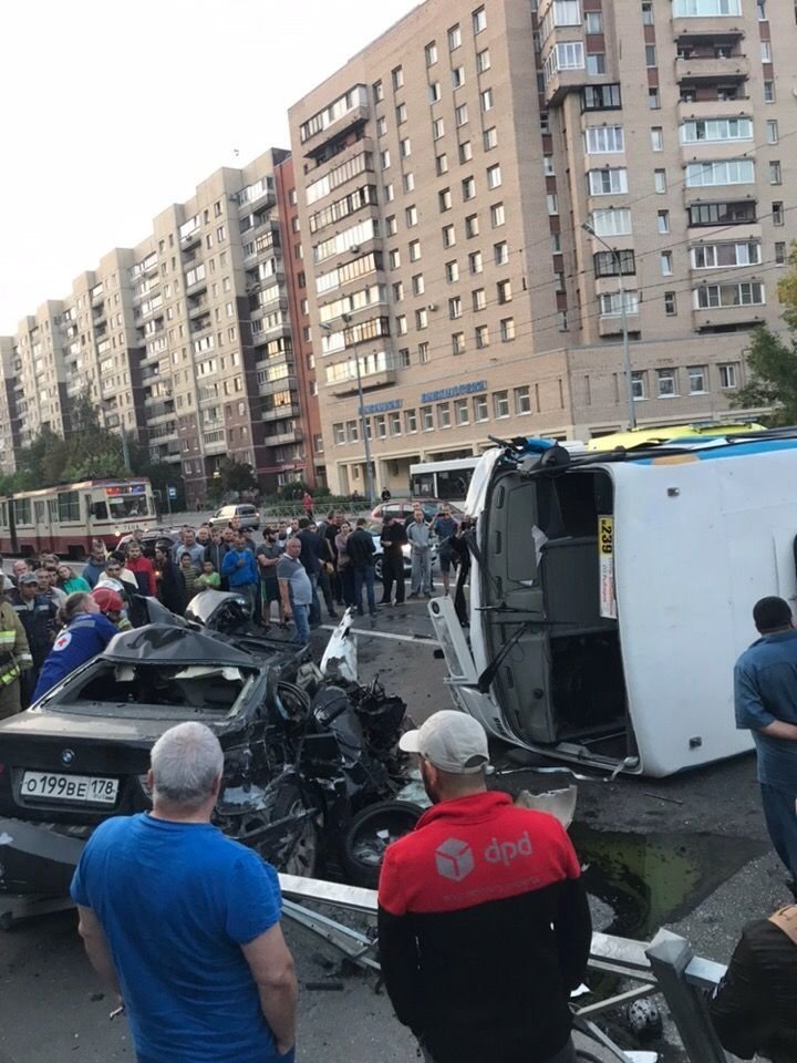 Авария дня. BMW опрокинула маршрутку на бок в Петербурге