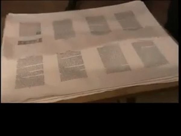 Затем снимает готовый лист с напечатанным текстом, складывает и разрезает на страницы