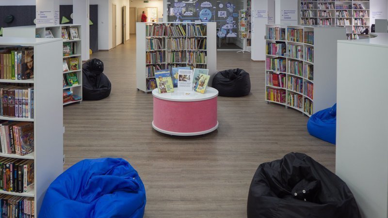 Библиотека где дети играют в футбол, а пенсионеры хватаются за голову