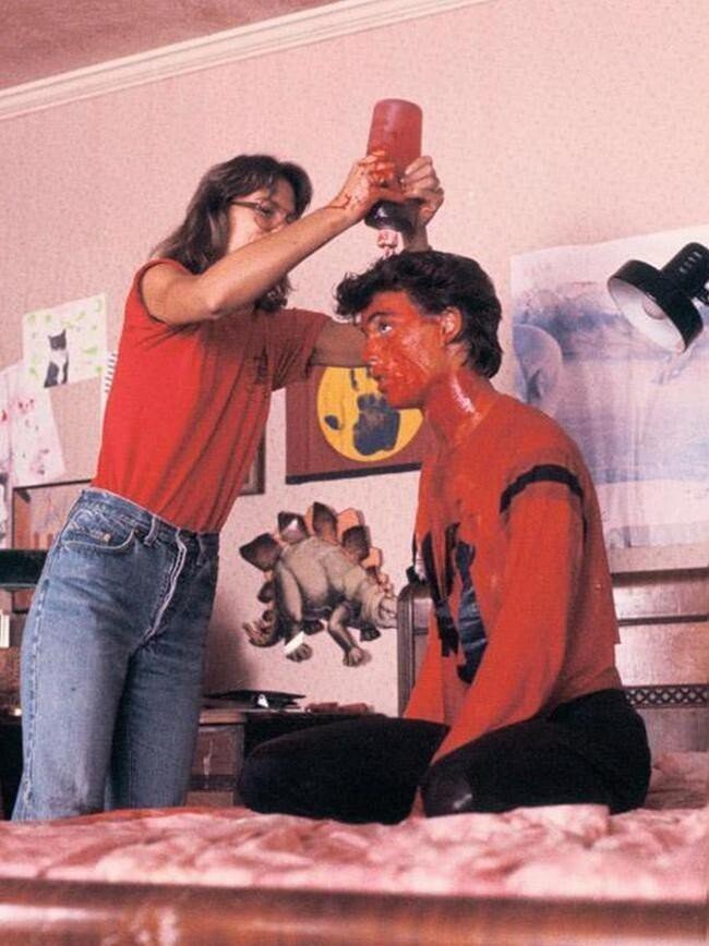 Джонни Деппу наносят шуточную кровь на съемках фильма "Кошмар на улице Вязов" 1983 год