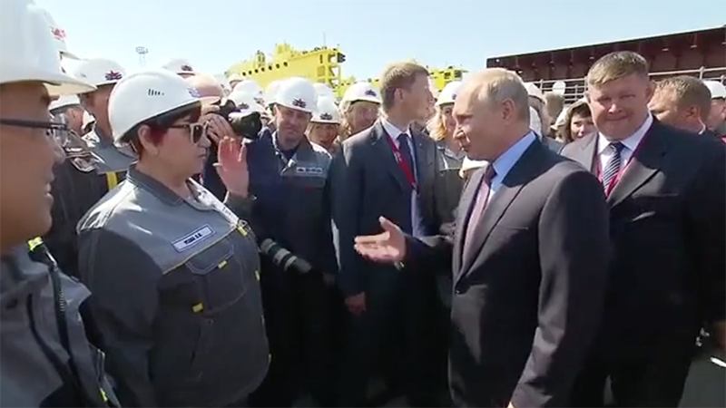 "Отдел кадров знает": Путин поспорил с работницей о ее зарплате