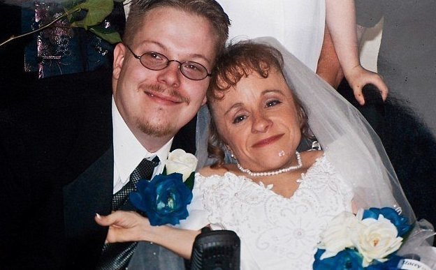 Они познакомились в 2000 году в супермаркете, где работала Стейси, а поженились в 2004