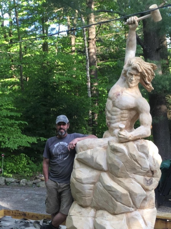 Шедевральная скульптура из дерева