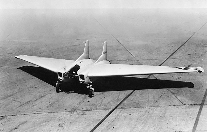 Истребитель в виде летающего крыла Northrop XP-79B, оснащенный двумя реактивными двигателями, был построен в 1945 году американской фирмой Northrop