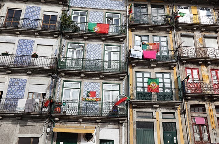 Они вешают национальный флаг на балконах