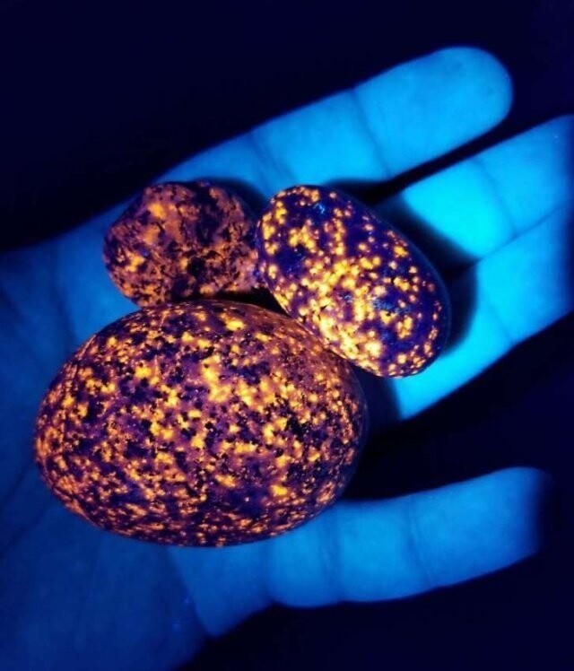 Необычные камни из озера Верхнее, которые светятся в ультрафиолете