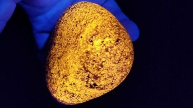 Необычные камни из озера Верхнее, которые светятся в ультрафиолете