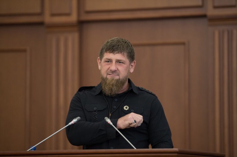 «Ерундой занимаетесь!»: Кадыров записал видеообращение к Тимати и Хабибу