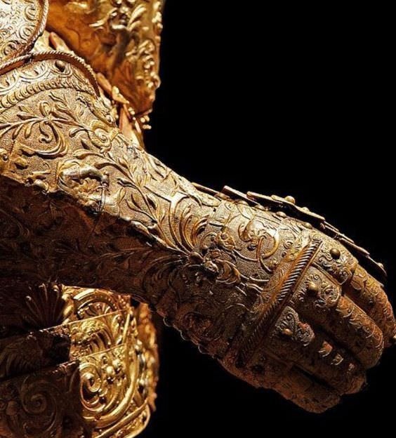 5. Золотая рукавица, часть доспехов Генриха II. Франция, 1550 год