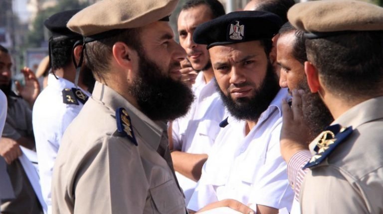 "Не положено!": египетских полицейских с бородами отстранят от службы