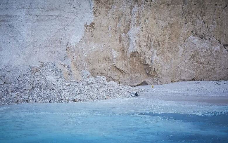 На знаменитом греческом пляже скала рухнула прямо на туристов: видео