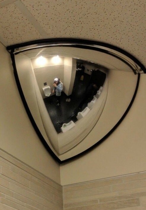 14. Странное зеркало, в котором видно всех посетителей туалета