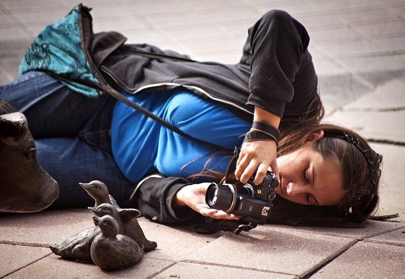 В погоне за интересными кадрами фотографы. Погоня за фотографом. Плохой ракурс в фотографии у. В погоне за ракурсом. Погоня за фотографом картинки смешные.