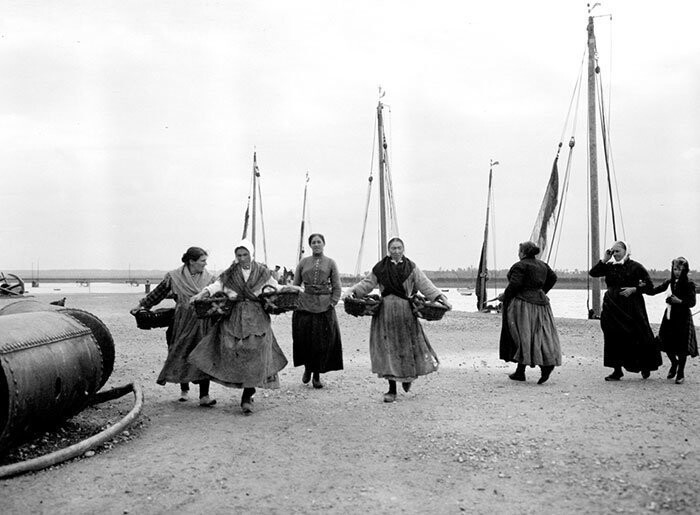 Женщины на берегу, Франция