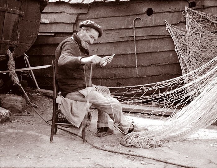 Французский рыбак чинит сети. Нормандия, Этрета