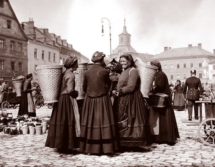 Женщины на рынке в Байройте, Германия