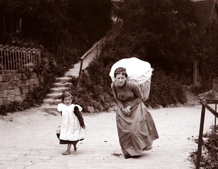 Женщина с тяжелой корзиной. Место съемки неизвестно