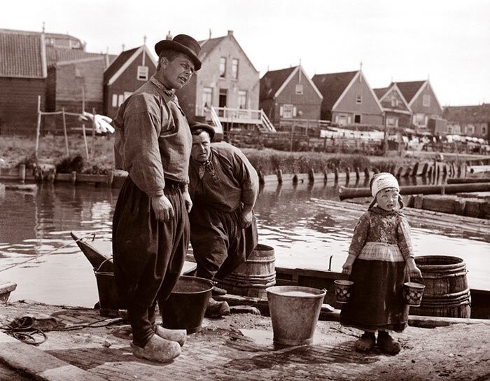 Отец с дочерью на пристани, Маркен, Голландия