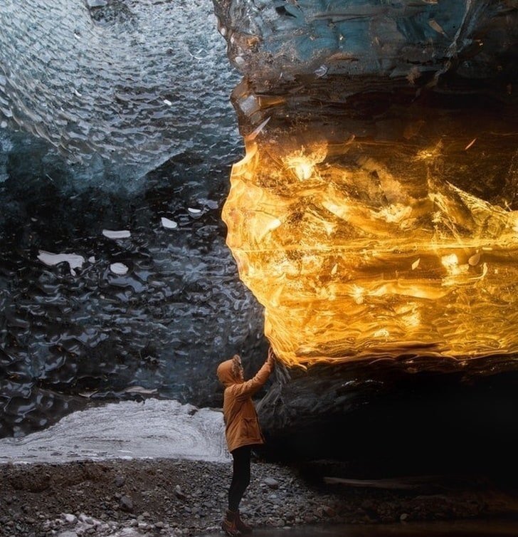 9. Ледяная пещера в Исландии. Лёд начинает светиться во время каждого заката