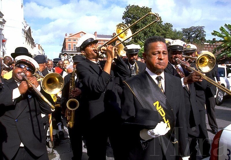 В американском городе Новый Орлеан устраивают похороны под джаз. Приглашают музыкантов, которые играют грустную музыку, постепенно меняя её на оптимистичные мелодии.