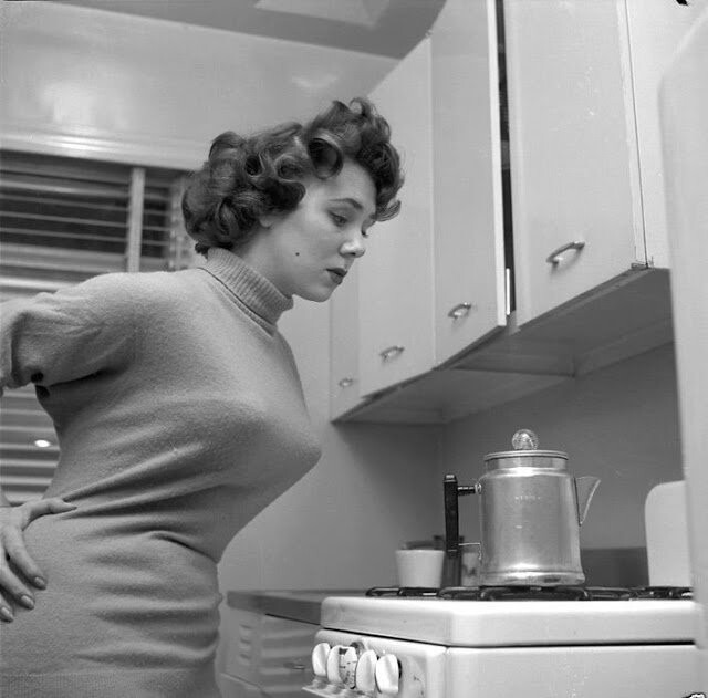 Мода 50-х, когда женщины носили «пули» на груди