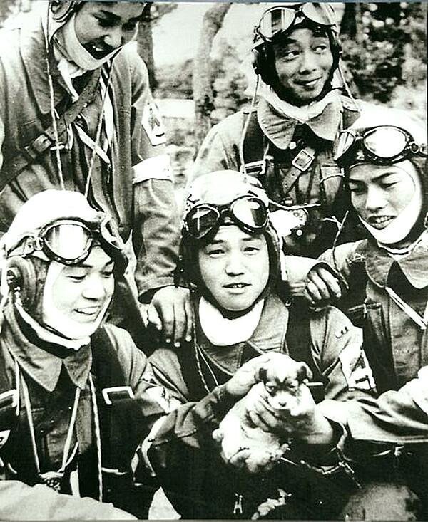 Японские лётчики-камикадзе перед тем, как отправиться в свои последние полеты.