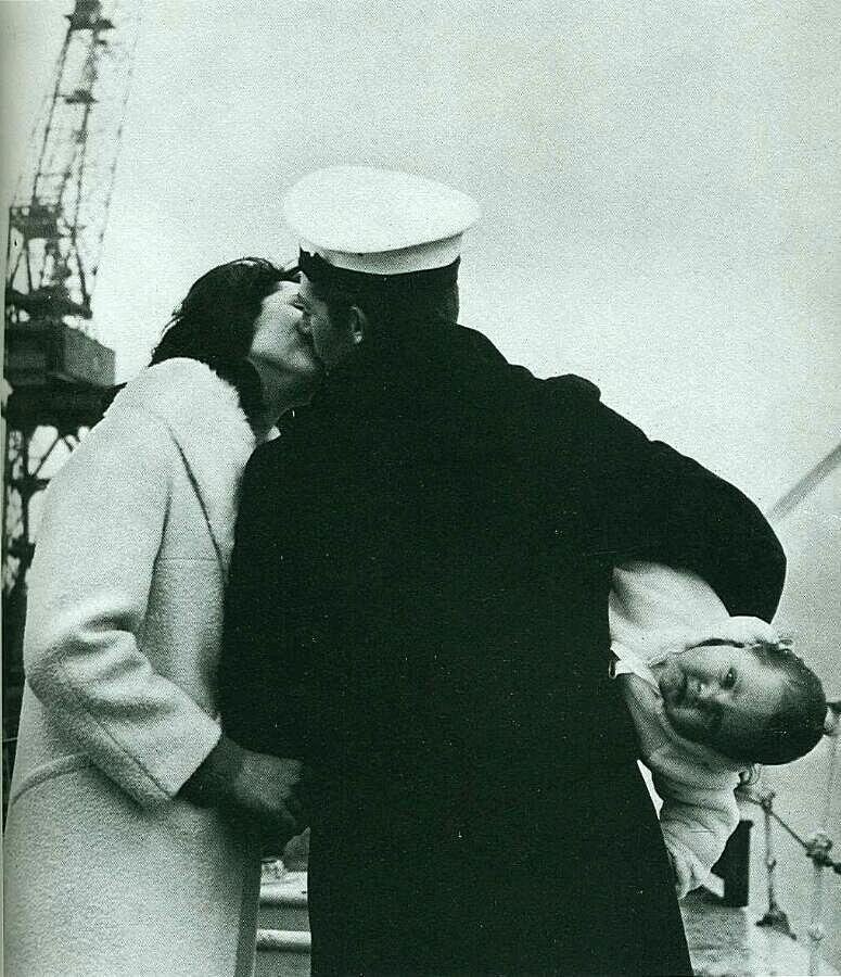 Моряк встречает своего ребенка впервые после четырнадцати месяцев в море. 1940-ые. (Больше всех, думаю, удивлен парень вниз головой...)