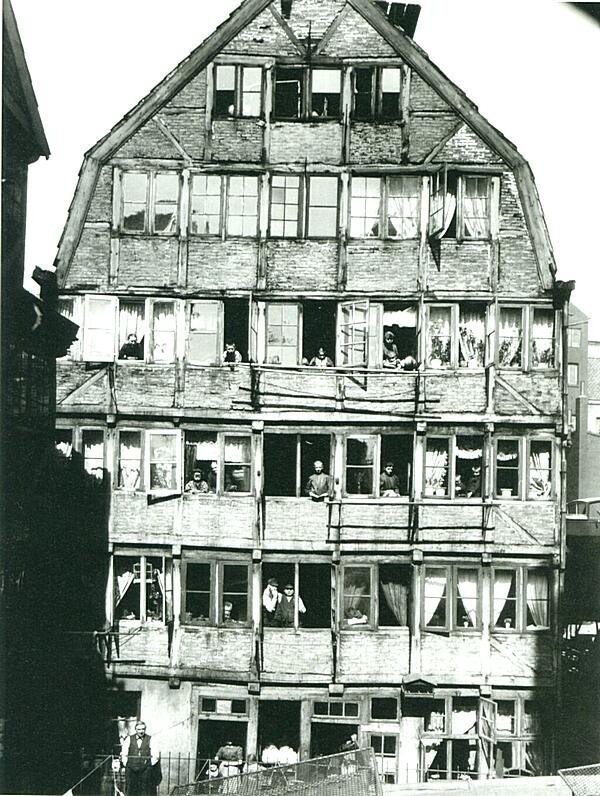 Жители "многоэтажки" в Гамбурге, 1904 год.