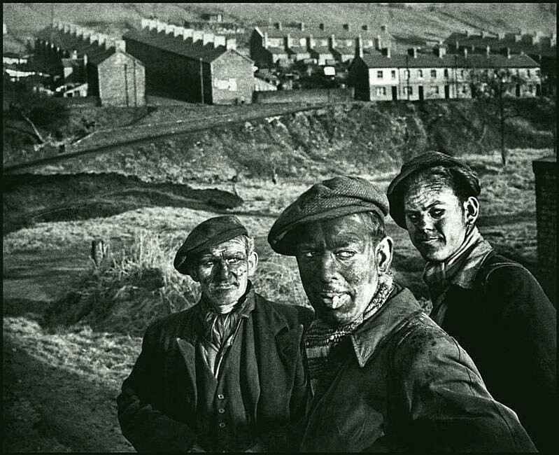 Три поколения шахтеров в валлийском шахтерском городе, 1950