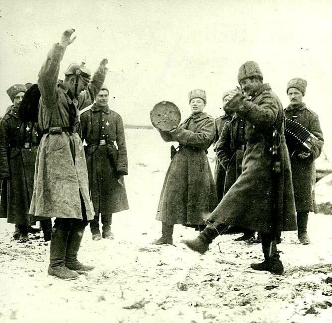 Русские солдаты учат нашим танцам немецких военнопленных. Восточный фронт, 1915 год