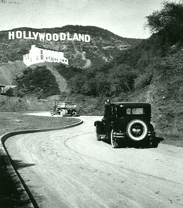 Знаменитый знак Голливуда, который первоначально был создан как  «Голливудленд». Последние четыре буквы были удалены в 1949 году.