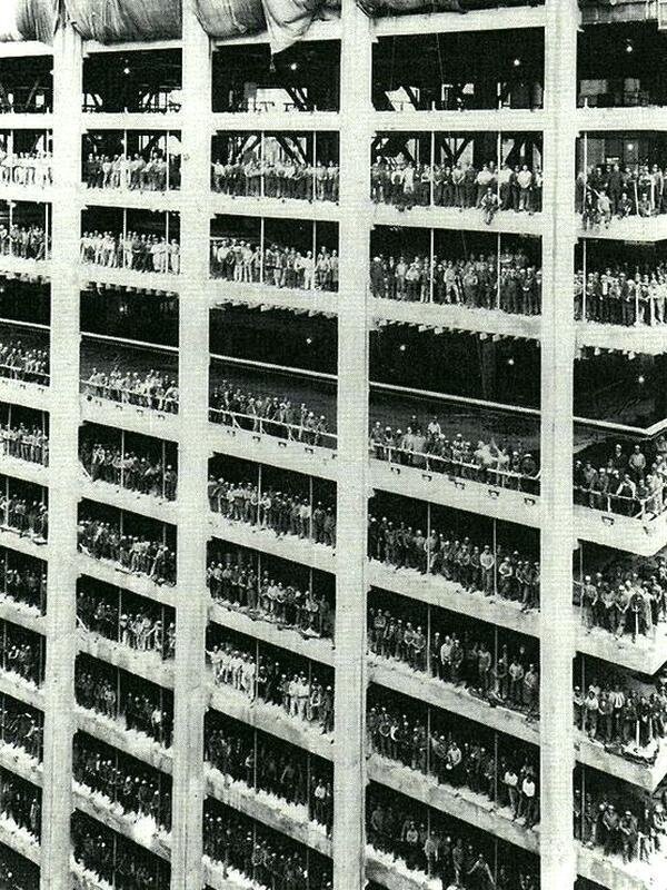 Рабочие позируют во время строительства 60-этажного банка Chase Manhattan Bank, 1955