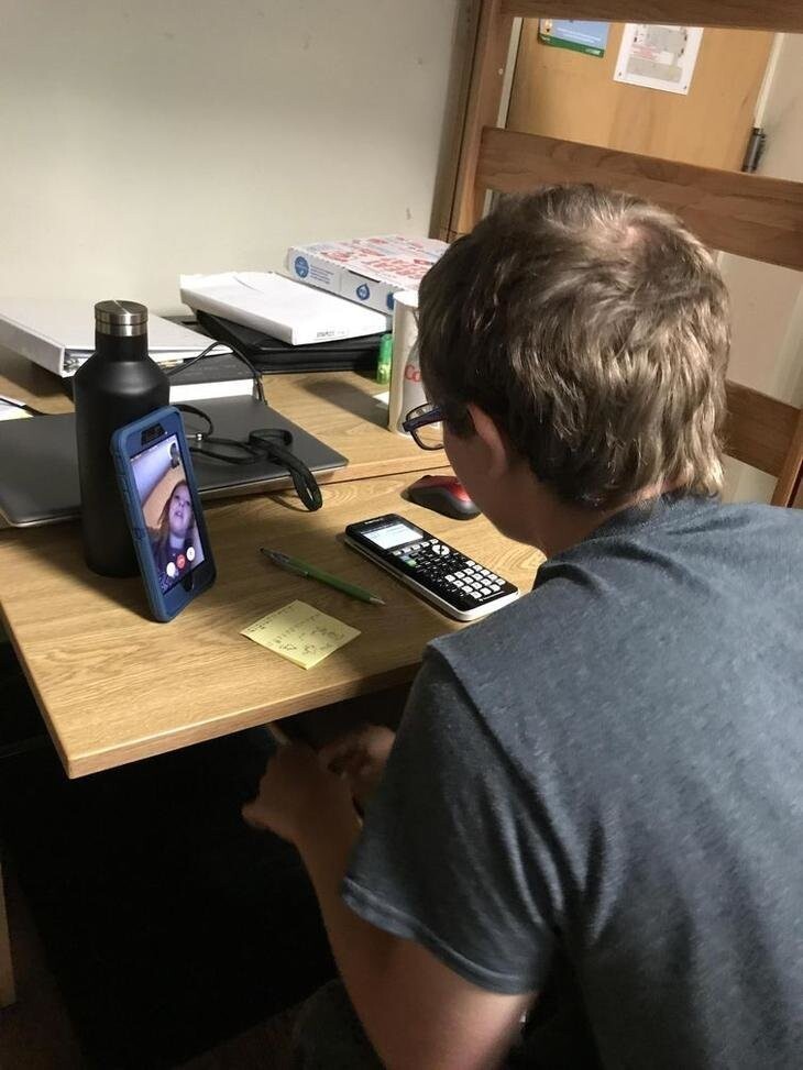 Этот парень учится в колледже, далеко от родительского дома, но он каждую неделю звонит сестре по видеосвязи, чтобы помочь ей сделать домашнюю работу по математике