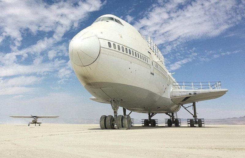 После фестиваля Burning Man в пустыне забыли самолет