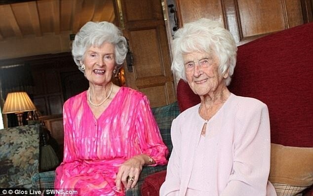 Грейс (справа) и ее 80-летняя дочь Дейдре
